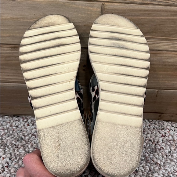 Leopard Print Rear Zip Sandals - Picture 9 of 10